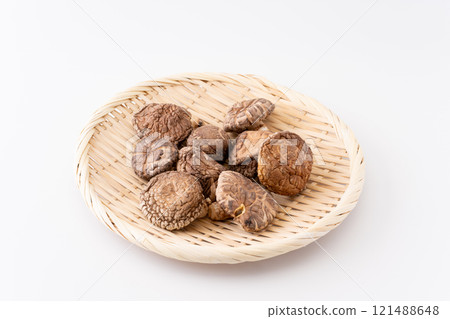 Dried shiitake mushrooms (donko) on a bamboo basket Dried shiitake mushrooms (donko) on a bamboo basket 121488648