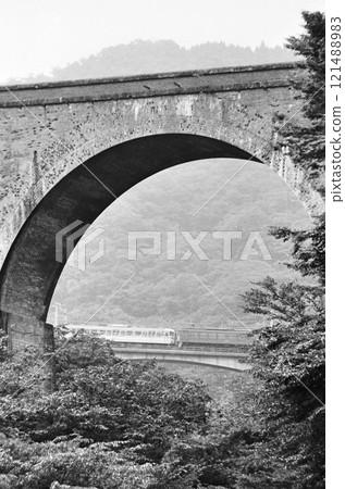 碓冰三橋旁運行的普通列車 121488983