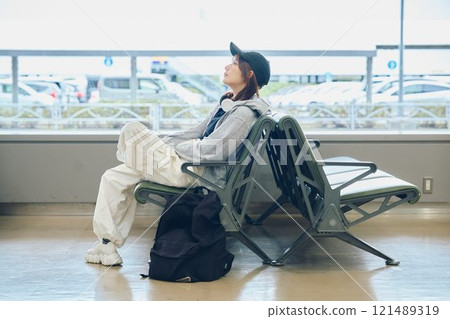 Y2K 時尚女子在機場等候 Y2K 時尚女子在機場等候 121489319