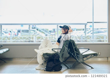 Y2K 時尚女子在機場等候 121489321