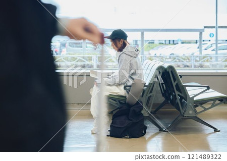 Y2K 時尚女子在機場等候 121489322