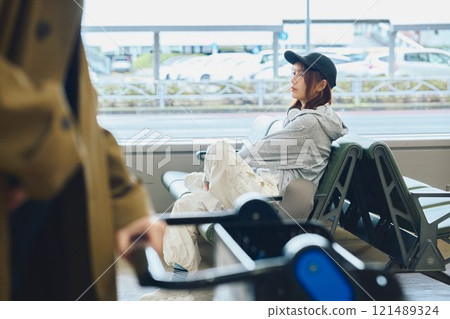 Y2K 時尚女子在機場等候 Y2K 時尚女子在機場等候 121489324