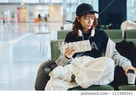 Y2K 時尚女子在機場等候 121489341