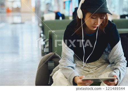 Y2K 時尚女子在機場等候 121489344