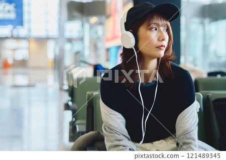 Y2K 時尚女子在機場等候 121489345