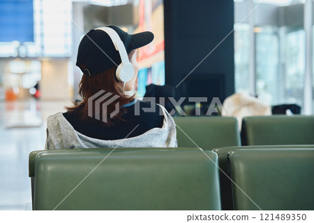 Y2K 時尚女子在機場等候 121489350