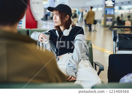 Y2K 時尚女子在機場等候 121489368