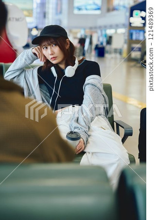 Y2K 時尚女子在機場等候 121489369