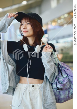 Y2K 時尚女子在機場等候 121489382