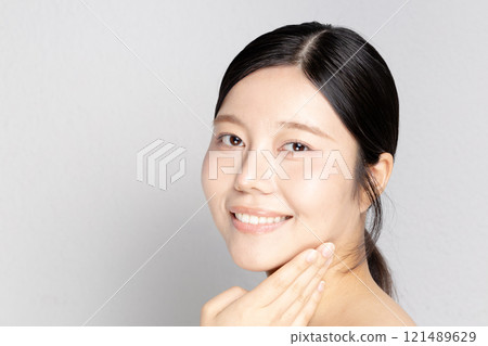 笑臉女性皮膚護理圖像 笑臉女性皮膚護理圖像 121489629