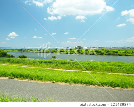 從自行車道岸邊眺望江戶川和上勝飾橋的初夏風景 121489874