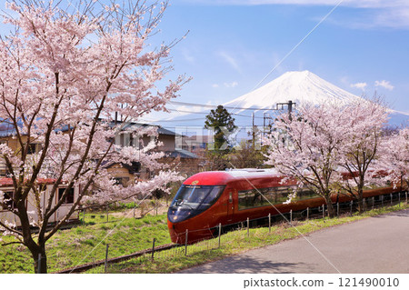 山梨縣春天櫻花樹、富士急行和富士山 121490010