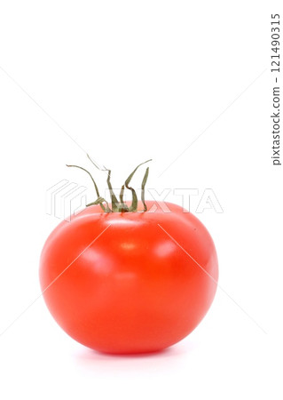 明亮背景中的一整個中等大小的番茄 明亮背景中的一整個中等大小的番茄 121490315