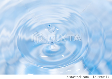 水滴落在水面上。 水滴落在水面上。 121490317