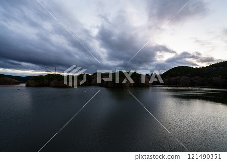 Midwinter at Nunome Dam: The evening sky from sunset to blue hour and beautiful reflections on the lake surface ㉜ 121490351