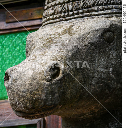 Stone statue of a horse with a crown on its head 121490436