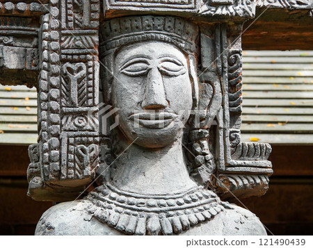 Statue of a woman with a smiling face 121490439