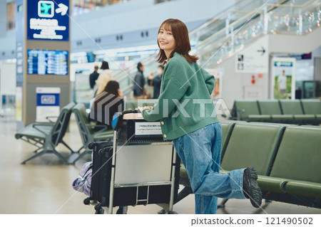 一位即將獨自旅行的女士在機場等待登機 121490502