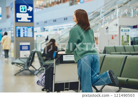 一位即將獨自旅行的女士在機場等待登機 121490503