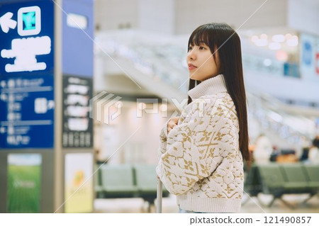 機場大廳裡一位準備獨自旅行的女士 121490857