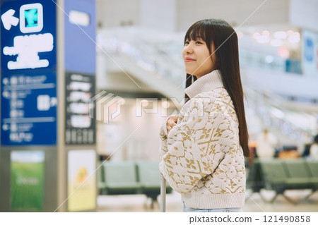 機場大廳裡一位準備獨自旅行的女士 機場大廳裡一位準備獨自旅行的女士 121490858