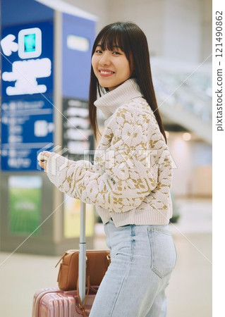 機場大廳裡一位準備獨自旅行的女士 121490862