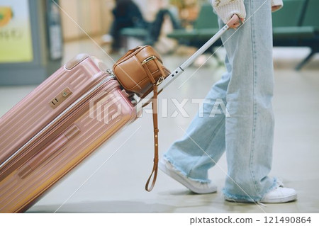 A woman with a suitcase 121490864