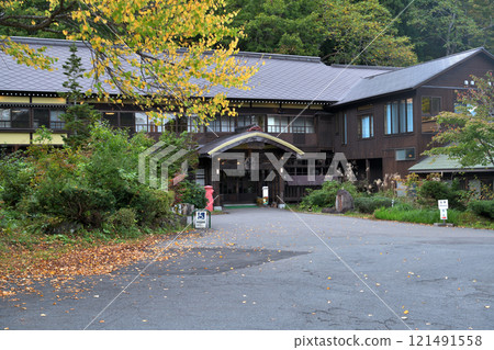 Autumn scenery at Tsuta Onsen in Aomori Prefecture 121491558