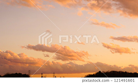 冬季夕陽的天空和剪影之間的美麗對比 冬季夕陽的天空和剪影之間的美麗對比 121491601