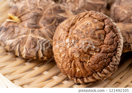 Close-up of dried shiitake mushrooms (donko) Close-up of dried shiitake mushrooms (donko) 121492105