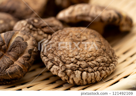 Close-up of dried shiitake mushrooms (donko) 121492109