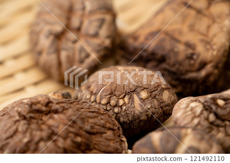 Close-up of dried shiitake mushrooms (donko) 121492110