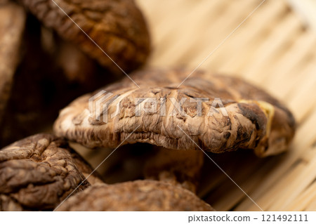 Close-up of dried shiitake mushrooms (donko) 121492111
