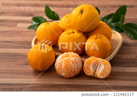 Mandarin orange agriculture wood board mandarin Tangerine wooden background mandarin orange みかん Mandarin orange agriculture wood board mandarin Tangerine wooden background mandarin orange みかん 121492117