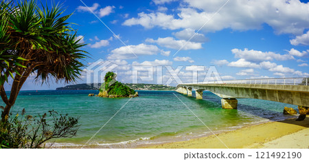 連接沖繩本島和古宇利島的古宇利大橋 121492190