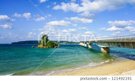 連接沖繩本島和古宇利島的古宇利大橋 121492191