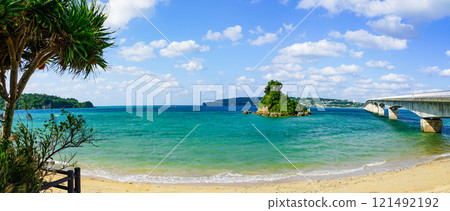 連接沖繩本島和古宇利島的古宇利大橋 連接沖繩本島和古宇利島的古宇利大橋 121492192