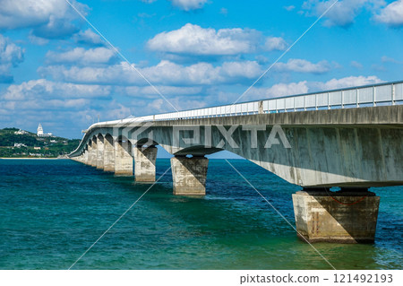 連接沖繩本島和古宇利島的古宇利大橋 121492193