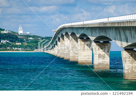 連接沖繩本島和古宇利島的古宇利大橋 121492194