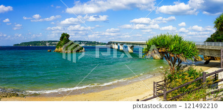 連接沖繩本島和古宇利島的古宇利大橋 121492210