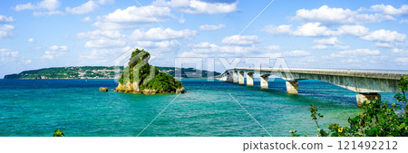 連接沖繩本島和古宇利島的古宇利大橋 121492212