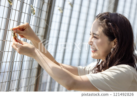 鎖著愛情掛鎖的女人 121492826