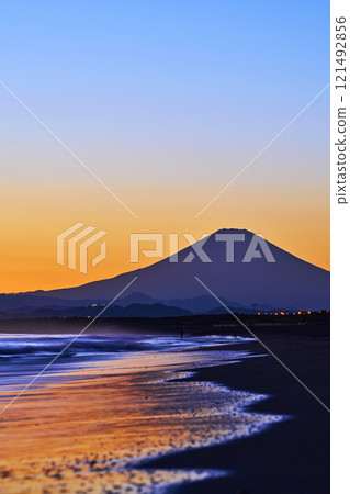 從湘南辻堂海岸眺望富士山的夜景 121492856