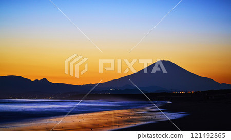 Evening view of Mt. Fuji from Shonan Tsujido Beach Evening view of Mt. Fuji from Shonan Tsujido Beach 121492865