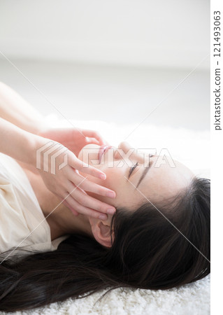 看著鏡頭,裸露的肌膚和質感,美美的畫面 看著鏡頭,裸露的肌膚和質感,美美的畫面 121493063