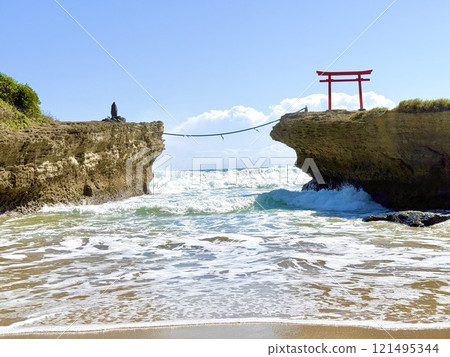 白濱神社鳥居位於岩石地方 白濱神社鳥居位於岩石地方 121495344
