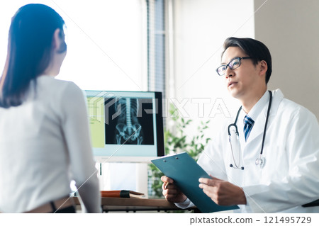 受訪的男醫生和抱腰的女病人 受訪的男醫生和抱腰的女病人 121495729
