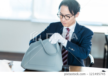 一位採購員和一位家庭主婦正在評估包包 121495745