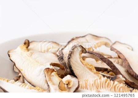 Close up of slices of dried shiitake mushrooms (donko) 121495765