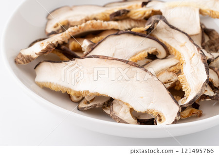 Close up of slices of dried shiitake mushrooms (donko) 121495766